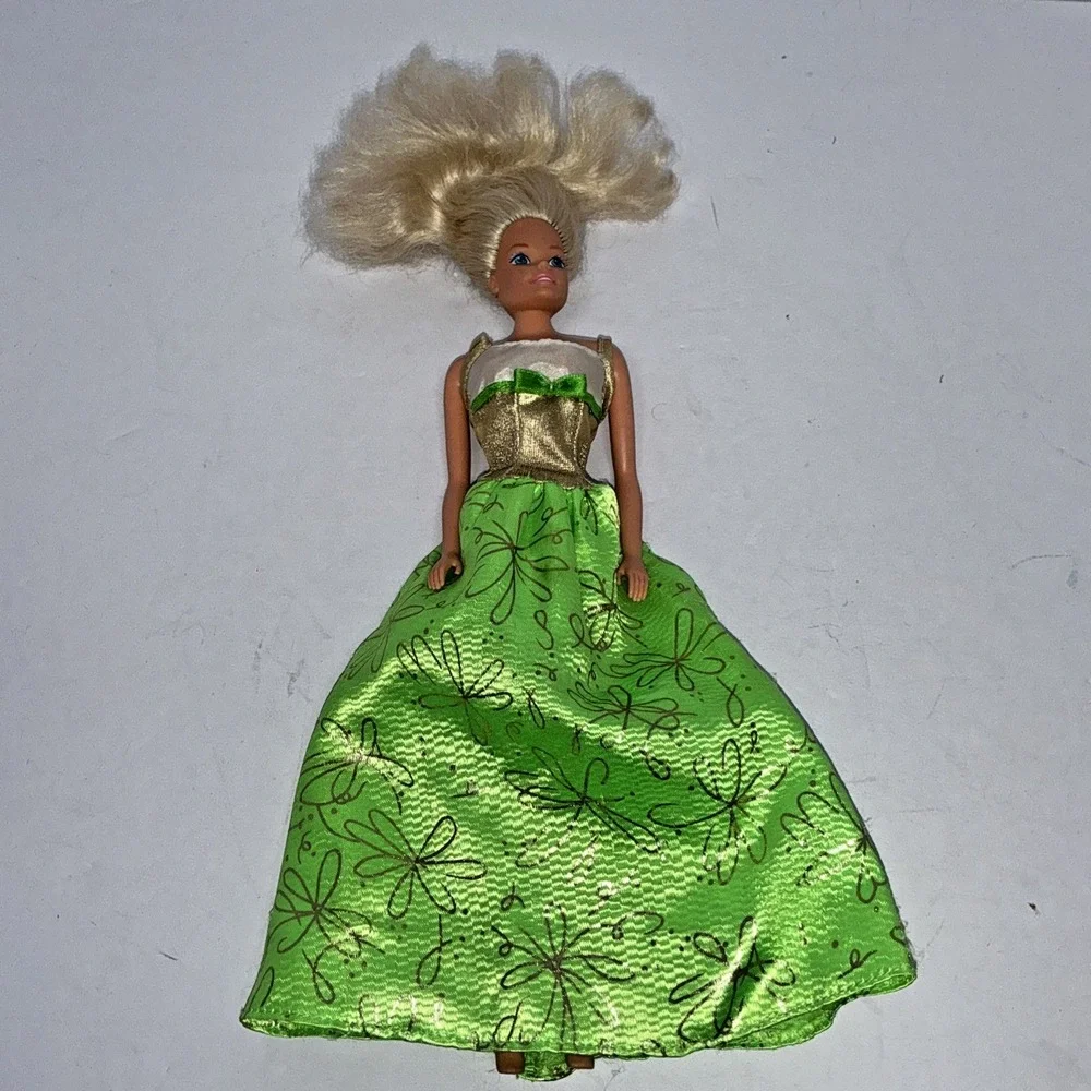 Barbie Doll Green Metallic Floral Ball Gown Blonde Mattel‎ 1966 Body
